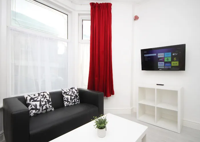 Barton Beachside - Stylish Studio Apartment, Double & Single - Central Beach & Promenade Location - Over 21'S, Family Friendly Only, Id Required